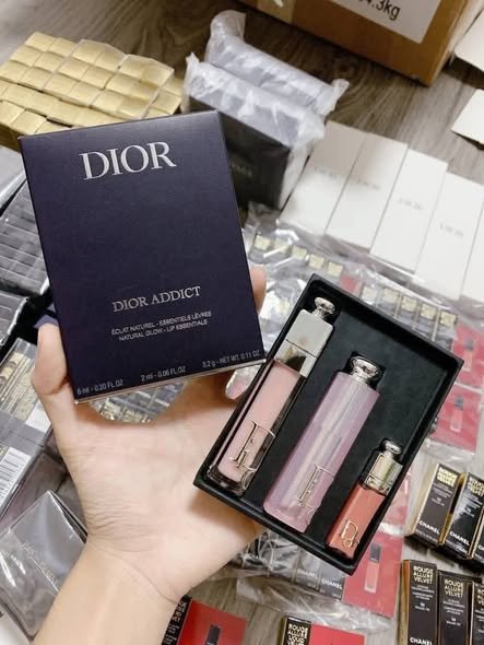 Cosmetics make up items pallets